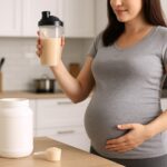Imagem ilustrativa de uma mulher grávida tomando whey protein