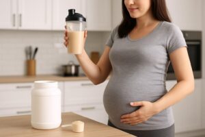 Imagem ilustrativa de uma mulher grávida tomando whey protein