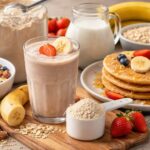 Posso Tomar Whey no Café da Manhã? Whey protein no café da manhã com shake de frutas, panquecas, iogurte e ingredientes naturais como banana, morango e aveia