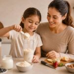 mãe ajudando a filha a preparar uma vitamina